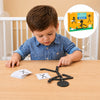 enfant concentré jouant avec figurine articulée Montessori avec aperçu de la boîte produit