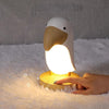 Main utilisant le contrôle tactile de la veilleuse LumaTouco pour ajuster la luminosité