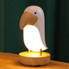 Veilleuse toucan LumaTouco diffusant une lumière douce pour rassurer l’enfant pendant la nuit